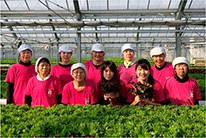 平山亜美さん（前列右から2人目）とウーマンメイク株式会社の皆さん