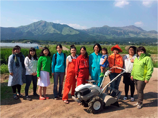 代表の大津愛梨さん（左から7人目）とNPO法人田舎のヒロインズの皆さん