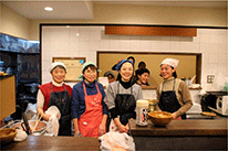 子供食堂のスタッフのみなさんと近藤博子さん（左から2人目）