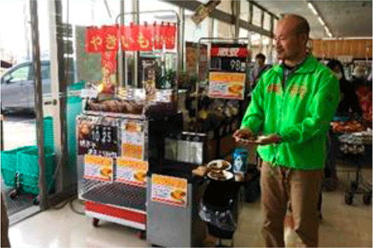 店頭での焼きいも販売の様子