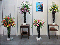 農林水産省正面玄関前に飾られた花々