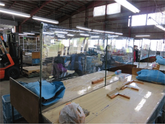 コロナ対策が施された作業台