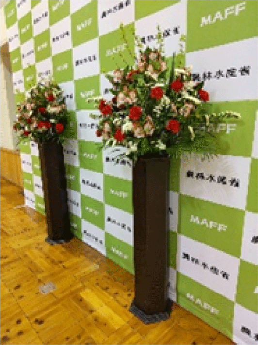 大臣記者会見室に飾られた花々
