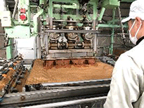 熟成したもろみを圧搾する工程