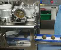 包あん機を用いた抹茶大福の製造の様子