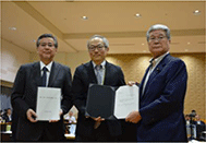 食料・農業・農村政策審議会会長、基本法検証部会長から答申を受け取る農林水産大臣 食料・農業・農村政策審議会会長、基本法検証部会長から答申を受け取る農林水産大臣