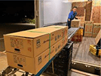 中継共同物流拠点で荷下ろしされる花き 中継共同物流拠点で荷下ろしされる花き