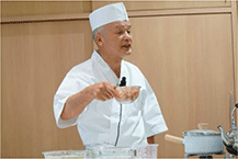 和食文化普及イベントで調理実演する料理人