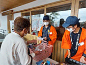農産物販売に取り組む学生 農産物販売に取り組む学生