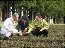 福島県富岡町のたまねぎ生産者と意見交換を行う農林水産大臣政務官 福島県富岡町のたまねぎ生産者と意見交換を行う農林水産大臣政務官