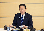三陸・常磐ものを食べて応援する内閣総理大臣 三陸・常磐ものを食べて応援する内閣総理大臣