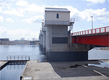 堰柱を拡幅し耐震補強された頭首工