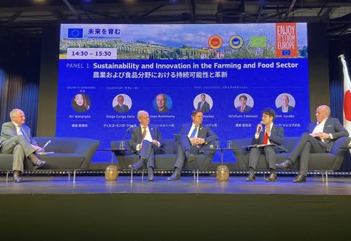 パネルディスカッションで発言する滝波副大臣