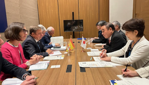 スペイン農業・漁業・食糧大臣と坂本農林水産大臣のバイ会談