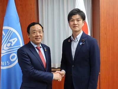 国連食糧農業機関（FAO）事務局長との握手
