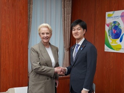 国連世界食糧計画（WFP）事務局長との握手