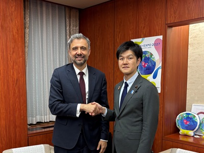 アルバロ・ラリオ国際農業開発基金（IFAD）総裁との握手