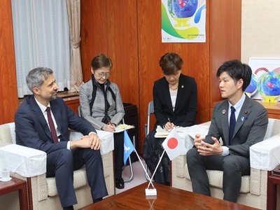 アルバロ・ラリオ国際農業開発基金（IFAD）総裁との握手