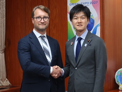 ラトビア共和国大使との握手