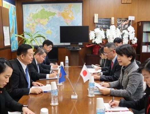 カオ・キムホンASEAN事務総長と山本農林水産大臣政務官