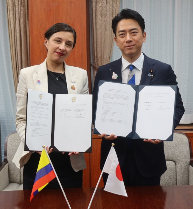 カルバハリーノ・コロンビア共和国農業・地方開発大臣との署名