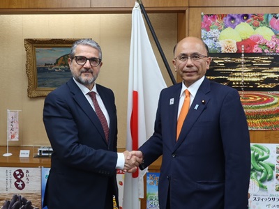 メイドインイタリー省副大臣との握手