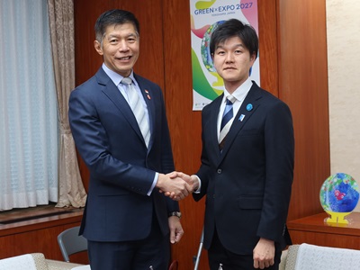 駐日シンガポール共和国大使との握手