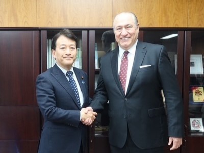 駐日ペルー共和国大使との握手