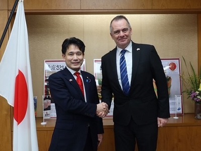駐日スロベニア共和国大使との握手
