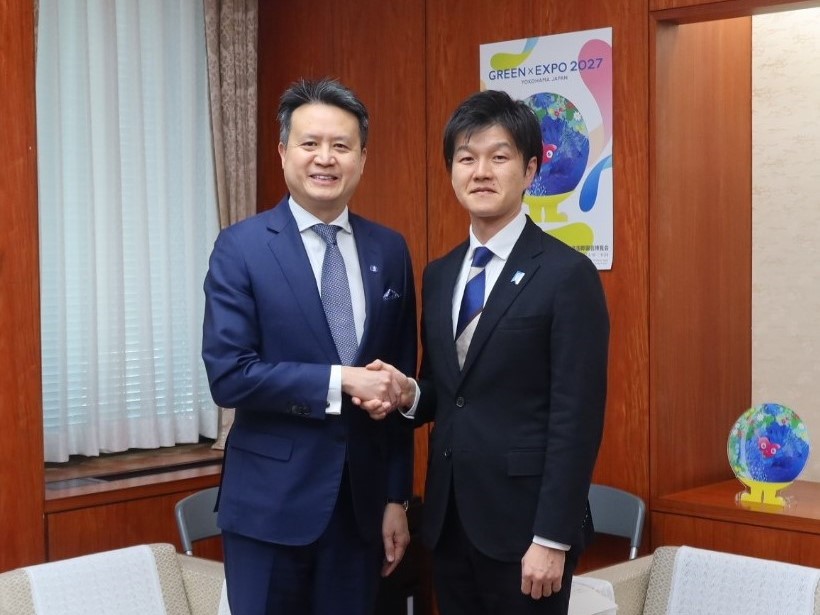ダレン・タン事務局長との握手