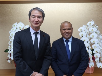 パラオ共和国農業・漁業・環境大臣と記念写真