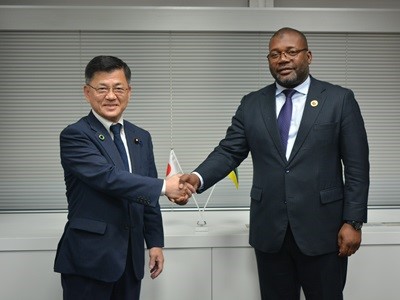 モザンビーク海洋・漁業担当国務長官と握手