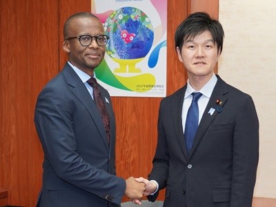 ボツワナ共和国副大統領との握手