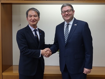 米国サウスダコタ州副知事と握手