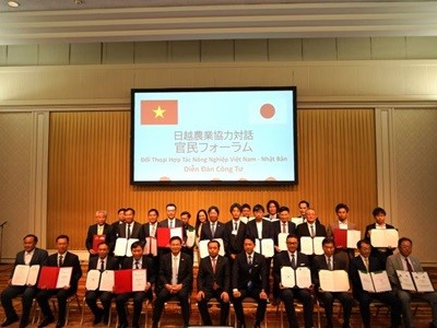 日越官民フォーラムのMOU（協力覚書）締結式に出席する小泉農林水産大臣