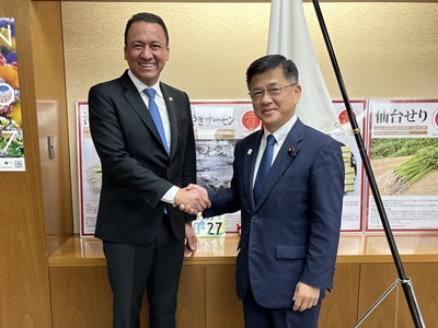 ペルー農業開発・灌漑大臣との握手