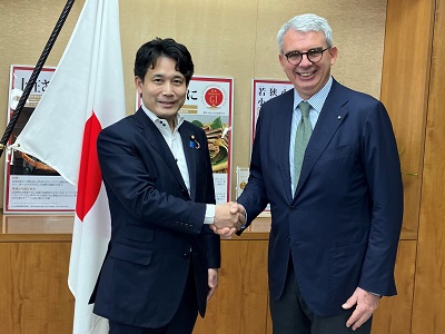 駐日イタリア大使と握手