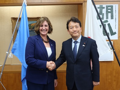 事務局次長との握手