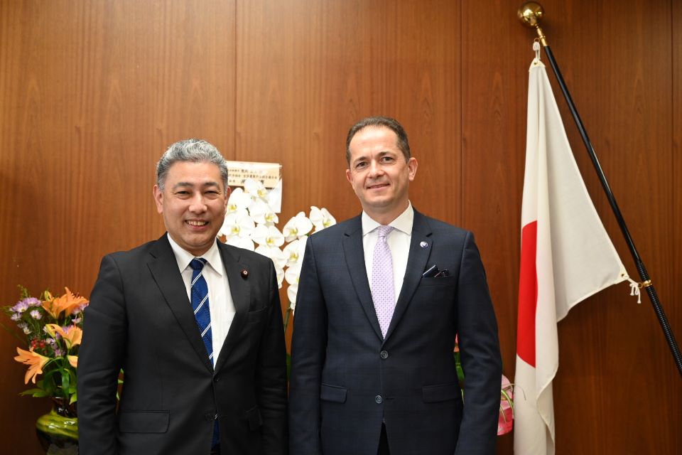 熊野農新水産大臣政務官とパヴェウ・ミレフスキ駐日ポーランド共和国大使