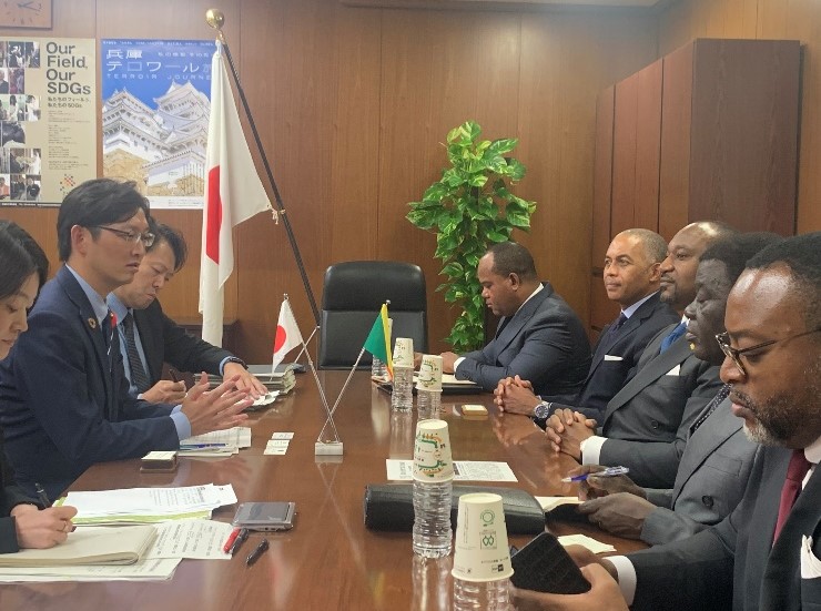 来訪者と協議を行う高橋農林水産大臣政務官