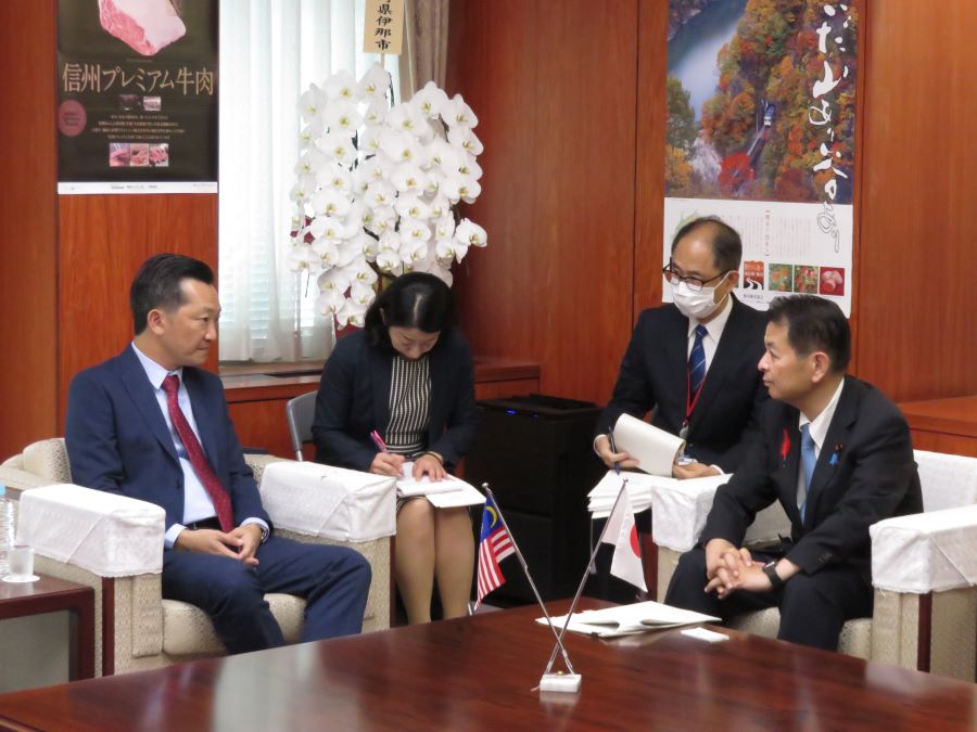 宮下大臣とマレーシア下院議員との会談の様子