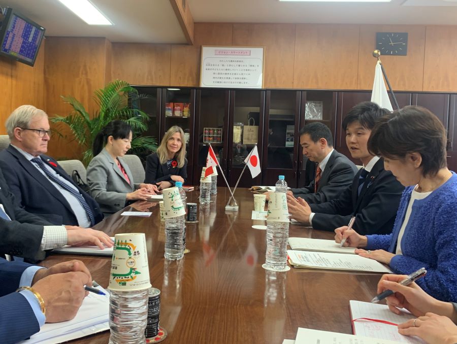 カナダ農業・農産食料一同と会談する鈴木農林水産副大臣