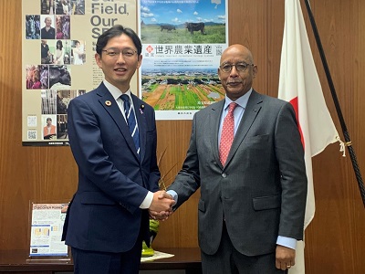 マヤキアフリカ連合(AU)食料システム特使と握手を交わす高橋農林水産大臣政務官