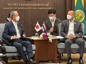 シーオン・タイ農業協同組合大臣と会談する金子農林水産大臣