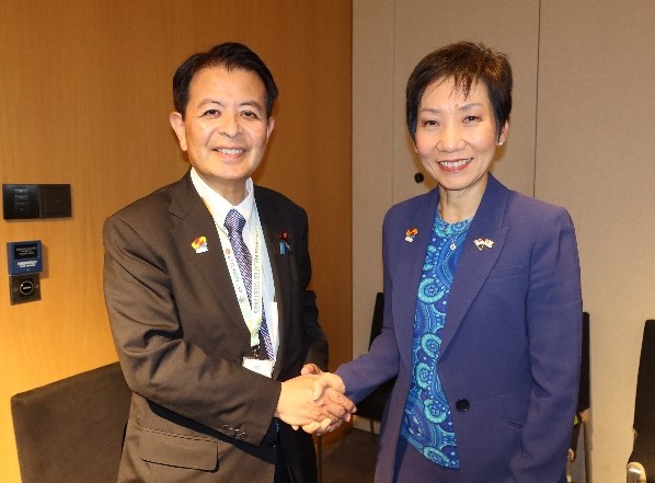 グレース・フー・シンガポール持続可能性・環境大臣と会談する宮下農林水産大臣