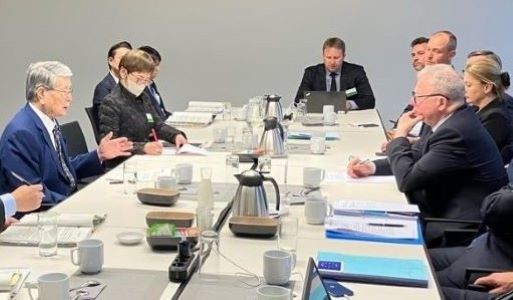 EUとバイ会談をする大臣