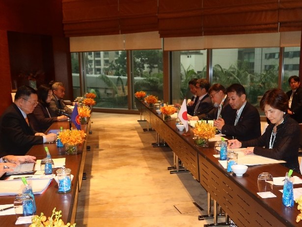 カオ・キムホン・ASEAN事務局事務総長と会談する宮下農林水産大臣(右手前から2人目)