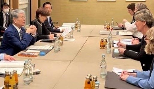 カナダとバイ会談をする大臣