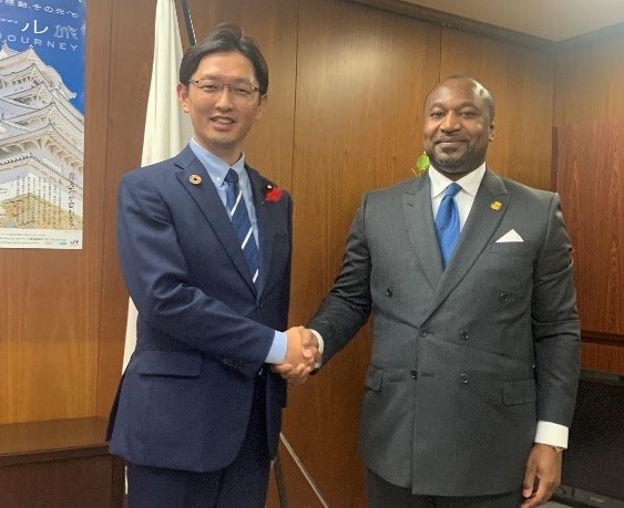 サス・ンゲソ・コンゴ共和国国際協力・官民連携推進大臣と握手を交わす高橋農林水産大臣政務官