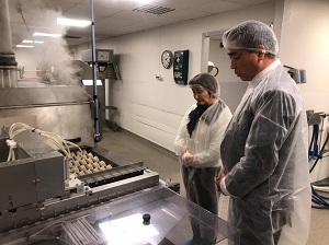 現地の日本人事業者の工場を視察